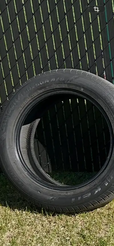 Je vends des pneus en bon état à bon prix, je peux vous les livrer à domicile.