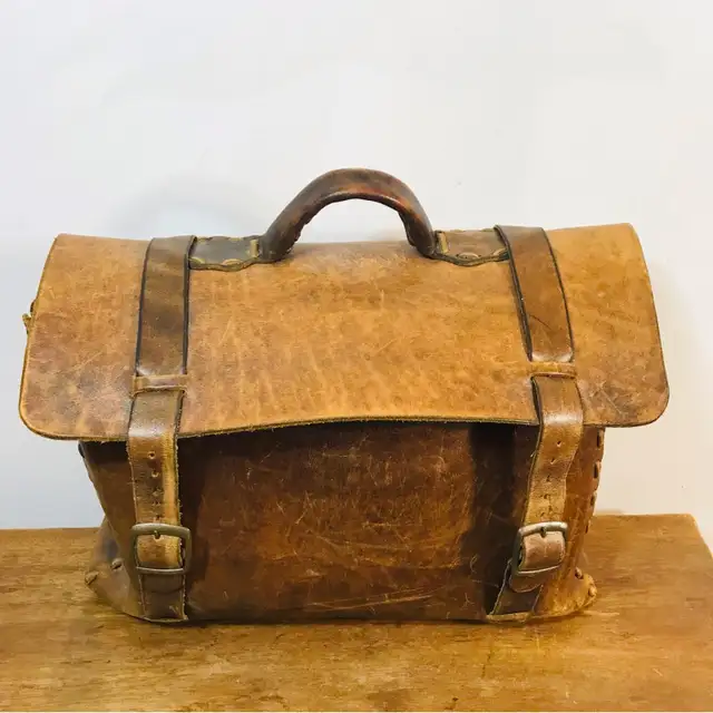 1970s vintage hand made distressed leather bag in Women's - Bags & Wallets in City of Montréal - Image 6