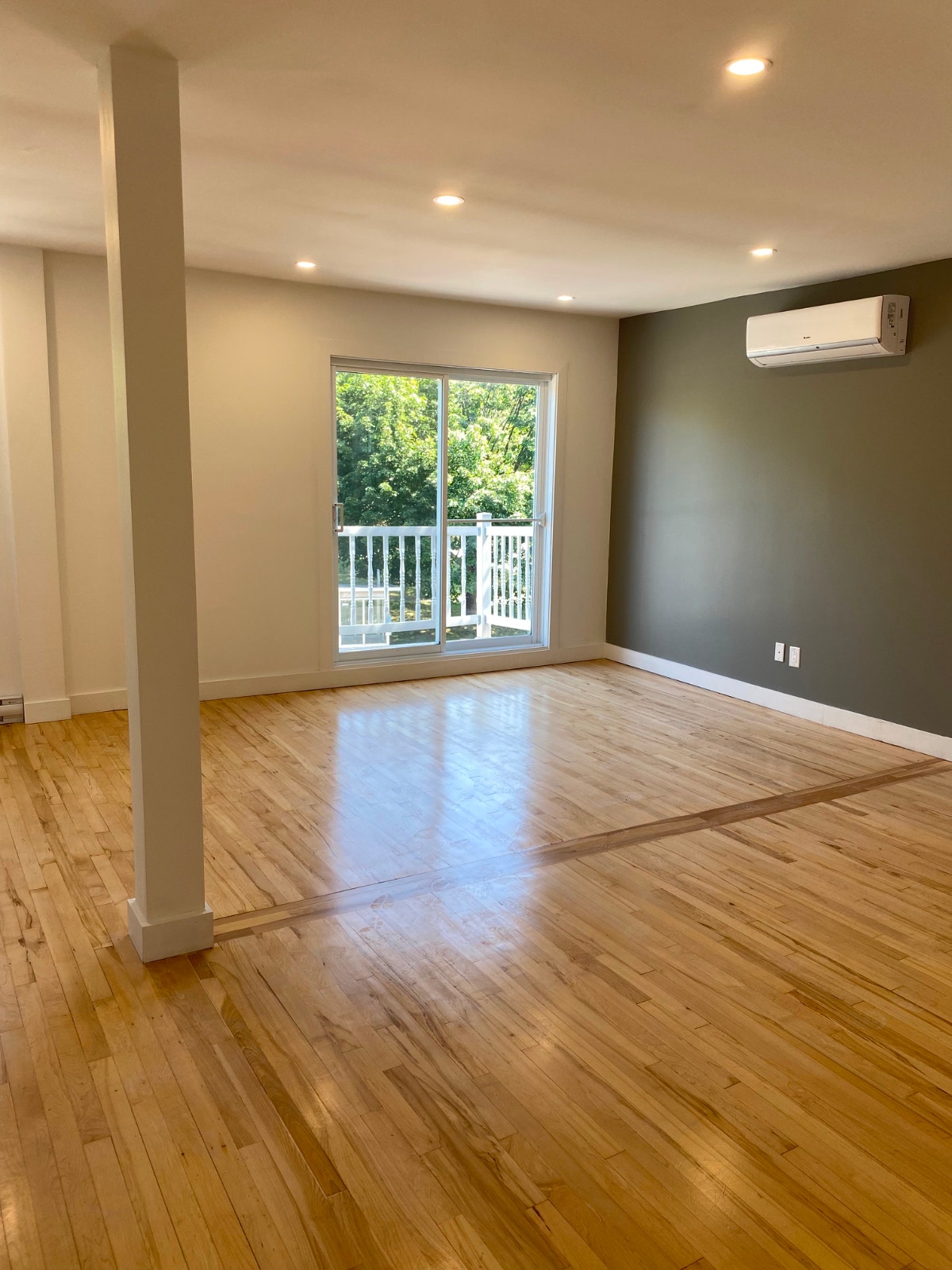 FULLY RENOVATED 2 BEDROOM 1 BATHROOM WATERFRONT APARTMENT — photo 2