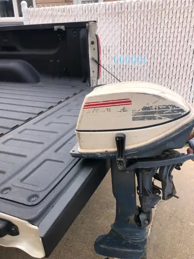 6 HP Evinrude outboard motor short shaft. Needs tune up ,good compression but won't start.