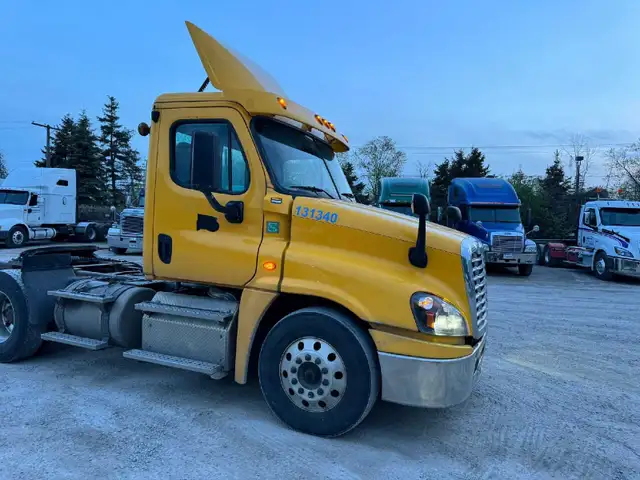 2015 Freightliner cascadia for sale with work in Heavy Trucks in Hamilton - Image 4