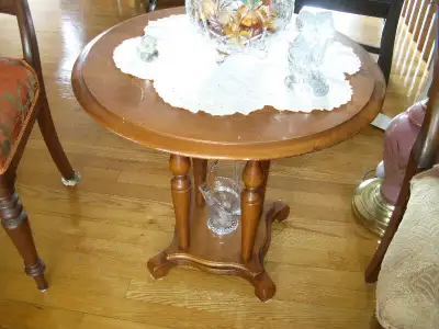 Table ronde en bois. Hauteur : 22 pouces. Diam : 24 pouces., View more