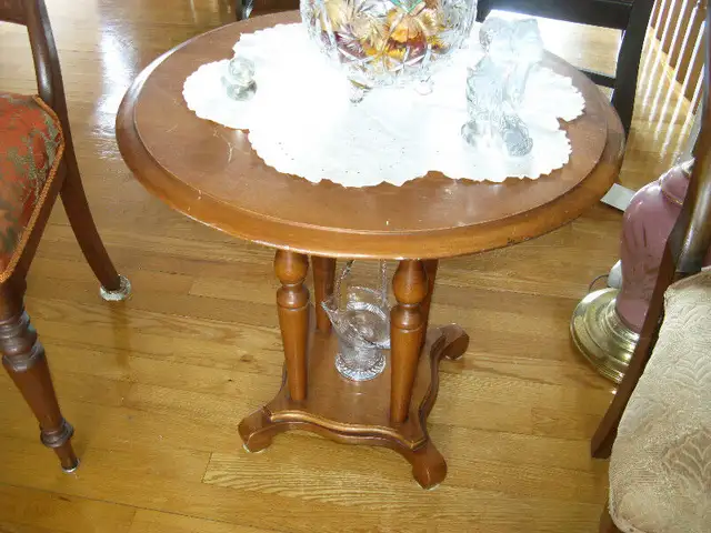 Table ronde en bois. Hauteur : 22 pouces. Diam : 24 pouces. in Other Tables in Trois-Rivières - Image 2