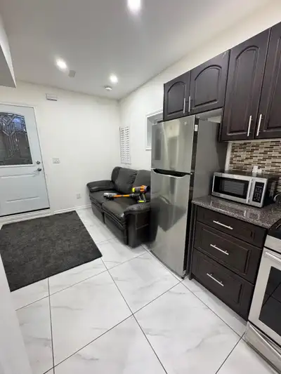 ONE PLUS BEDROOM FOR RENT IMMEDIATELY. LARGE WINDOWS TWO ENTRIES ALMOST 9 FOOT CEILING GOOD FOR SING...