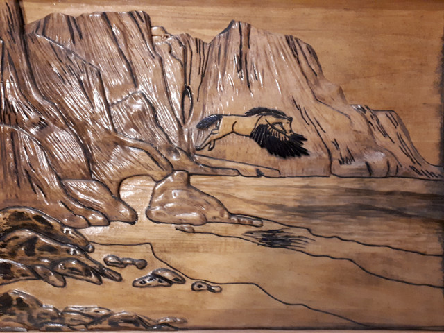 Tableau en bois, Cheval sculpté dans les montagnes sur base dans Art et objets de collection  à Drummondville - Image 4