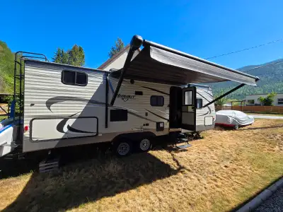 Bunk beds Sleeps 8 people U-shaped dinette that converts into a bed Master queen bed area Full bathr...