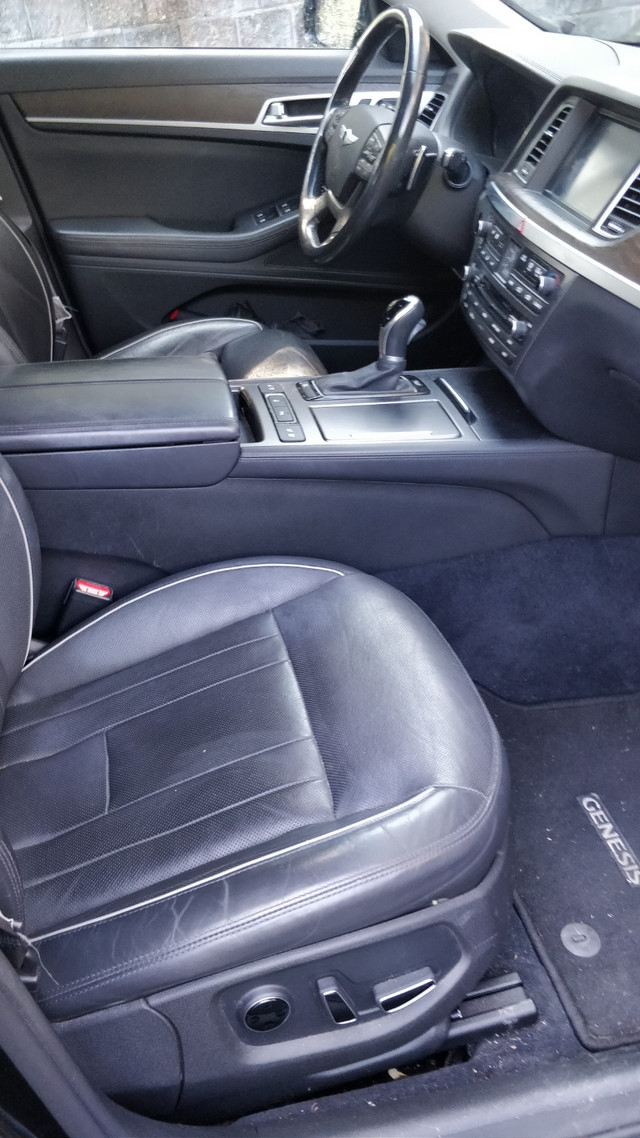 2015 Genesis 4-Door sedan in Cars & Trucks in Ottawa - Image 4