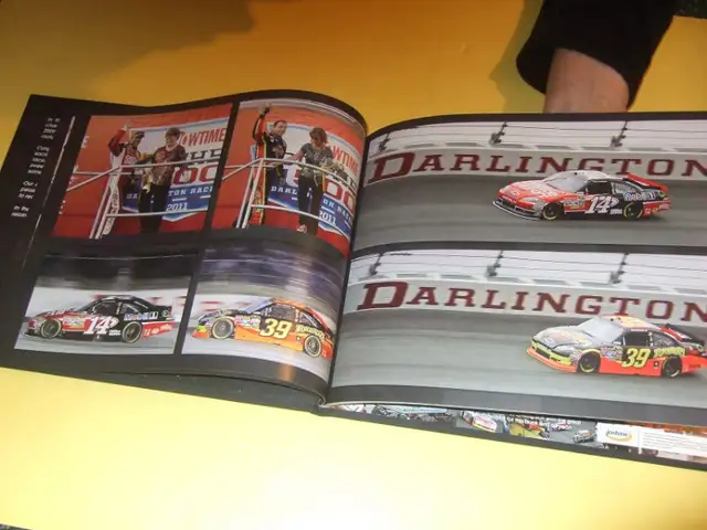NASCAR TONY STEWART signed  SEASON iii  2011 / iv 2012 Gene Haas in Non-fiction in Oakville / Halton Region - Image 5