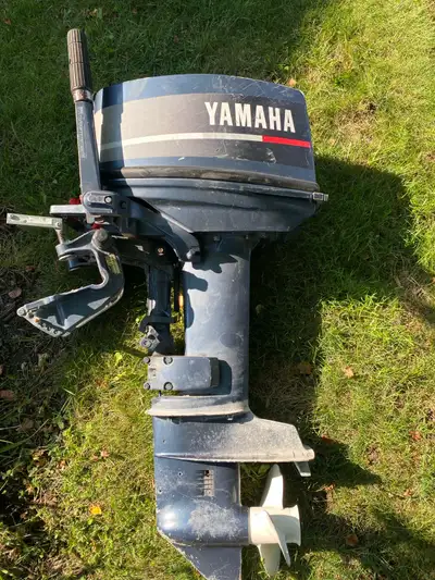 Chaloupe Cadorette 14 pieds avec moteur yamaha 20hp qui fonctionne A1 condition. Sonar et tank à ess...