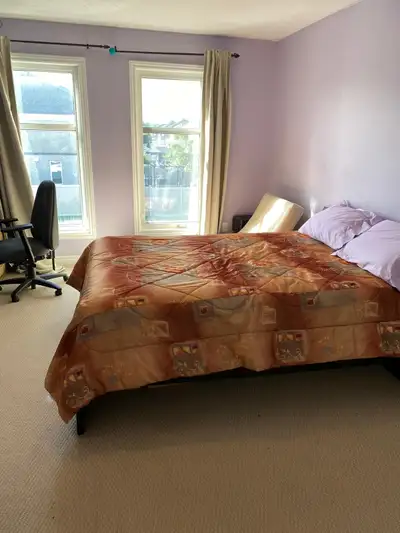 Grande chambre meublée avec un petit frigo a Orleans pour étudiante ou professionnelle tout inclus