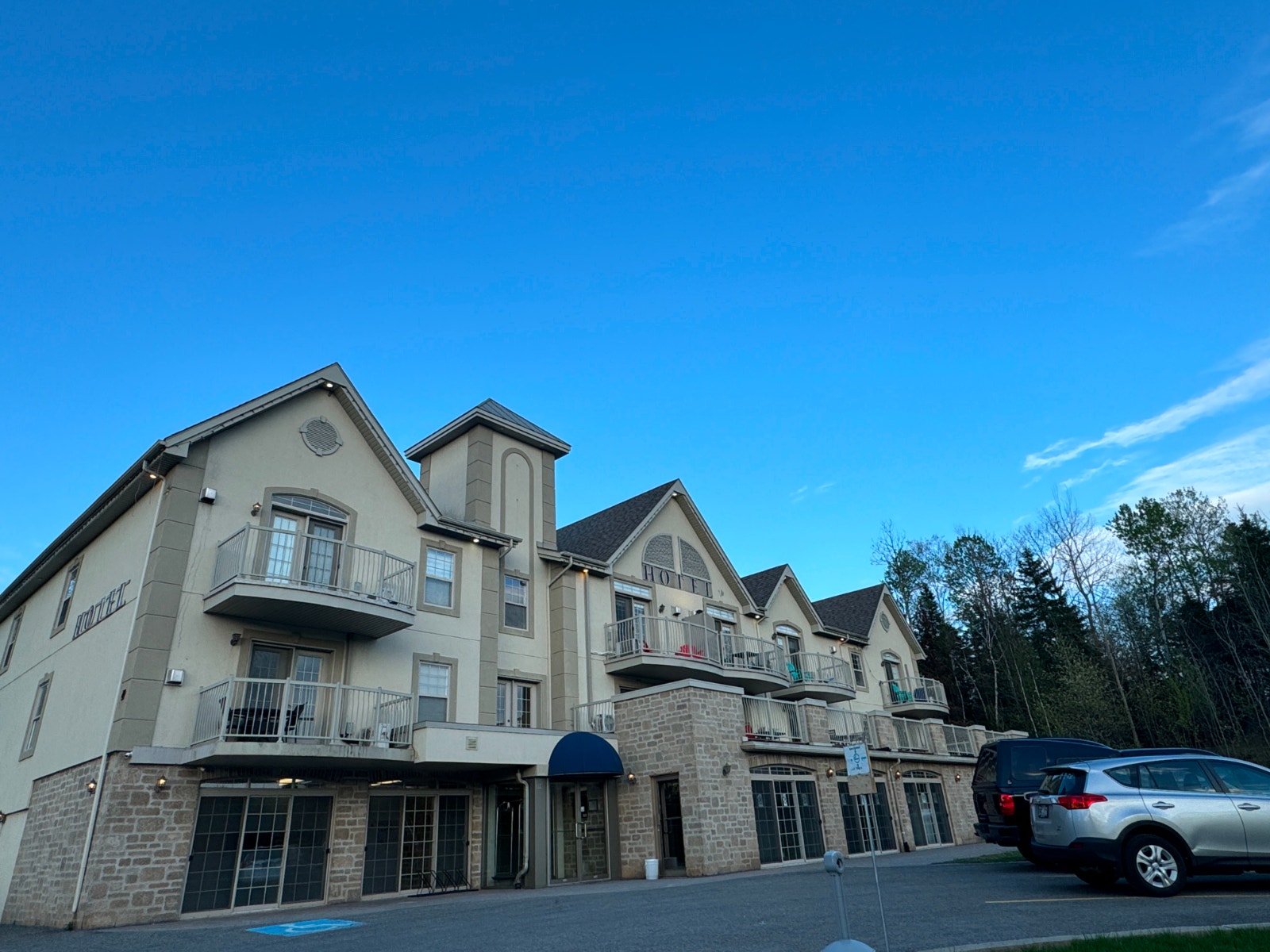 Hotel-style condo-Loft in the heart of St-Sauveur — photo 1
