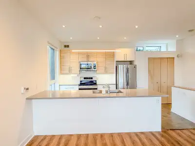 Two bedroom, two bathroom, bright and modern upper floor unit downtown Whitehorse with stunning view...