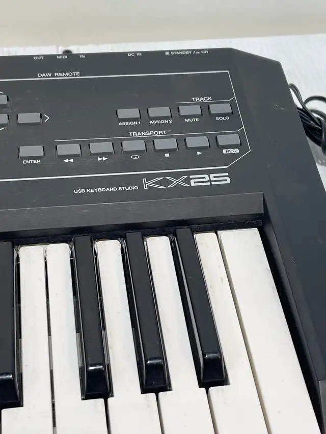 Yamaha KX25 Keyboard in Pianos & Keyboards in City of Montréal - Image 9