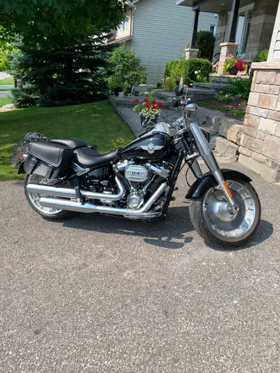 LIKE NEW, Canadian Fat Boy 114 with ONLY 2,200 KM! 114ci Milwaukee-eight, 6-speed, Leather Saddle ba...