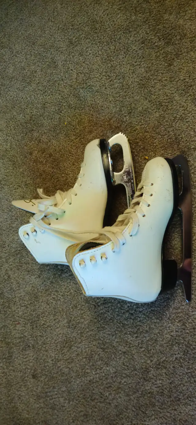 Kids Ice skate size 12.5 in Skates & Blades in Hamilton - Image 3