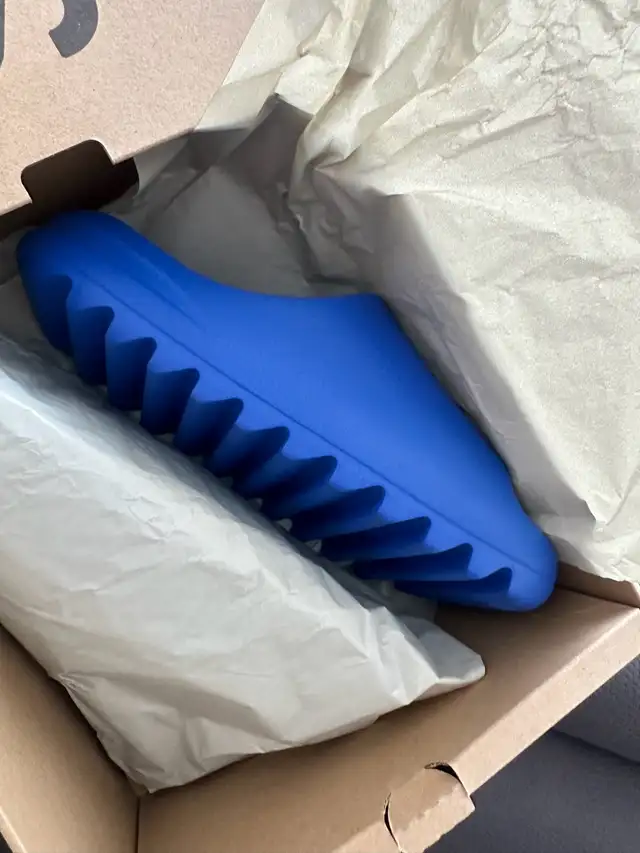 Yeezy Slide Azure for sale in Men's Shoes in City of Montréal - Image 4