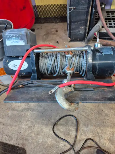 Good used winch.Superwinch LP8500.no issues.comes with handheld and remote switch.325.00