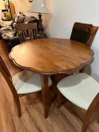 Table ronde en bois avec 4 chaises