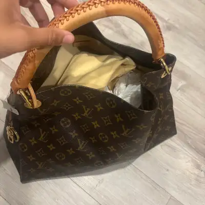 Louis Vuitton Artsy MM, View more