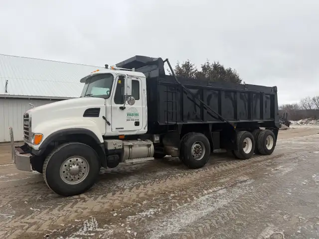 Mack Granite Dump Truck in Heavy Trucks in Oshawa / Durham Region - Image 2