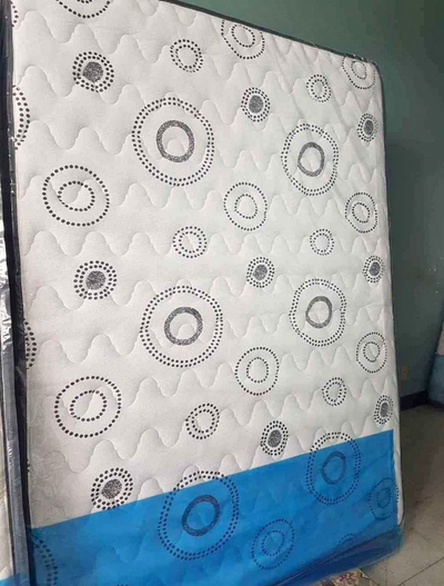 Sommier et matelas A vendre Queen/double, View more
