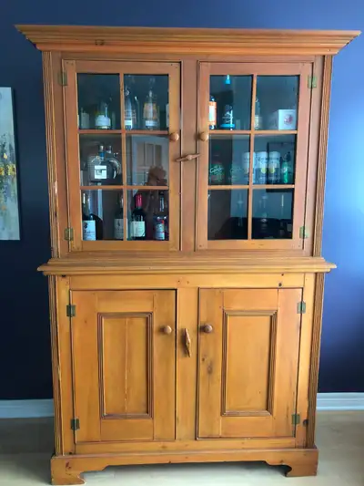 Superbe vaisselier en bois massif au style champêtre et intemporel. Ce meuble se distingue par son a...