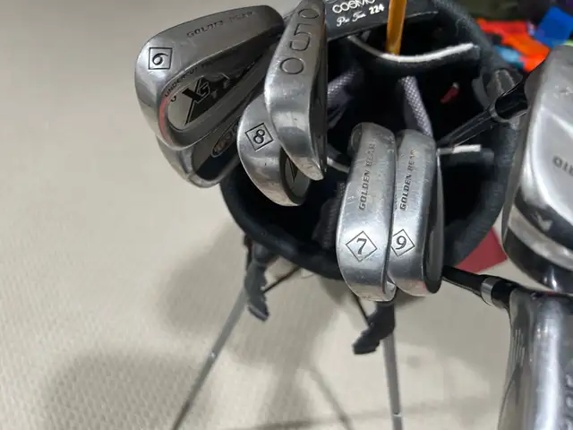 men’s right handed golf set and bag  in Golf in Guelph - Image 5