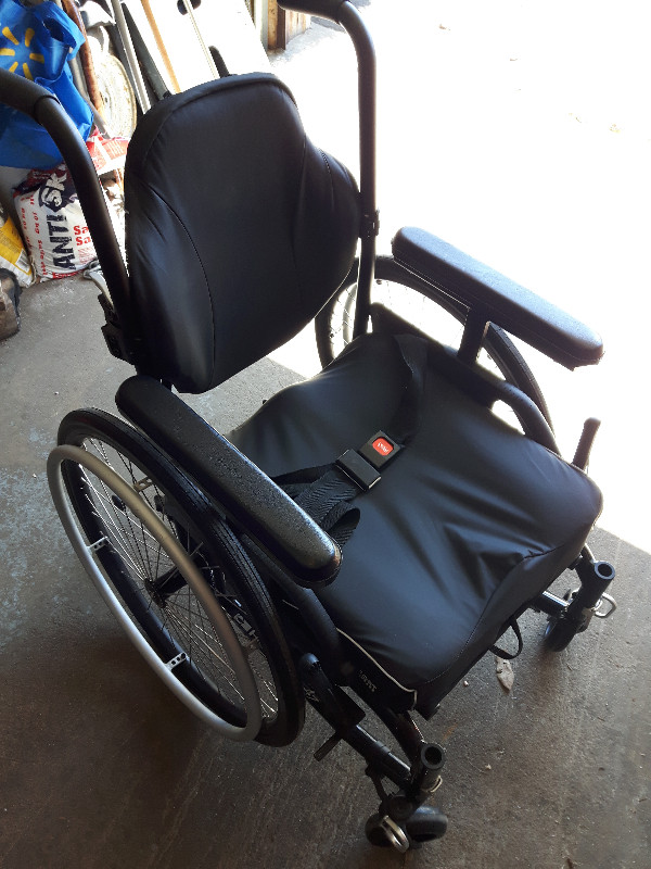 Helio A7 Small Light Folding Aluminum Wheelchair in Health & Special Needs in Pembroke - Image 2