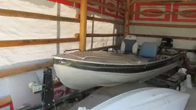 bought the boat 2 years ago, havent used it so before its 2 more years im selling it. has electric s...