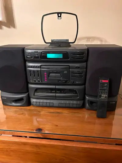 REDUCED Sanyo Mini Stereo System Model DC-D8U. Power source AC 120V, 60Hz, 45W. 2 dpeakers model SX-...