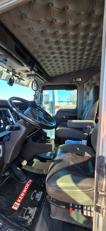 2021 W900 Kenworth in Heavy Trucks in Ottawa - Image 3
