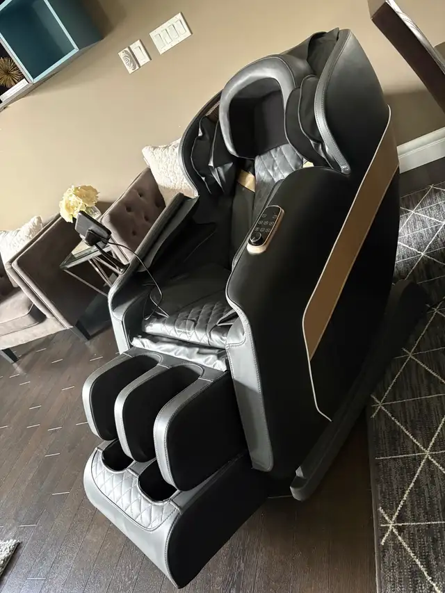 zero gravity massage chair in Chairs & Recliners in Edmonton - Image 3