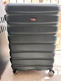 28 inch inovathi suitcase. Used 1 time