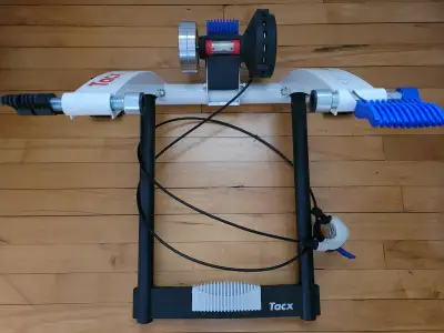 Entraîneur (trainer) de vélo d'intérieur ou de route Tacx Sirius, View more