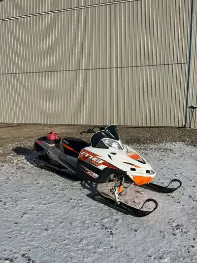 6 inch powder skis, windshield bags, knee pads, gauge cluster not working, approximately 3500 miles,...