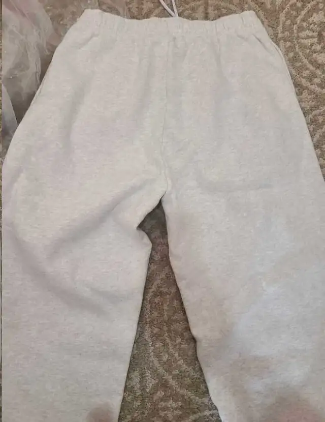 Aritzia - Sweatfleece mega jogger sweatpants in Women's - Bottoms in Markham / York Region - Image 4