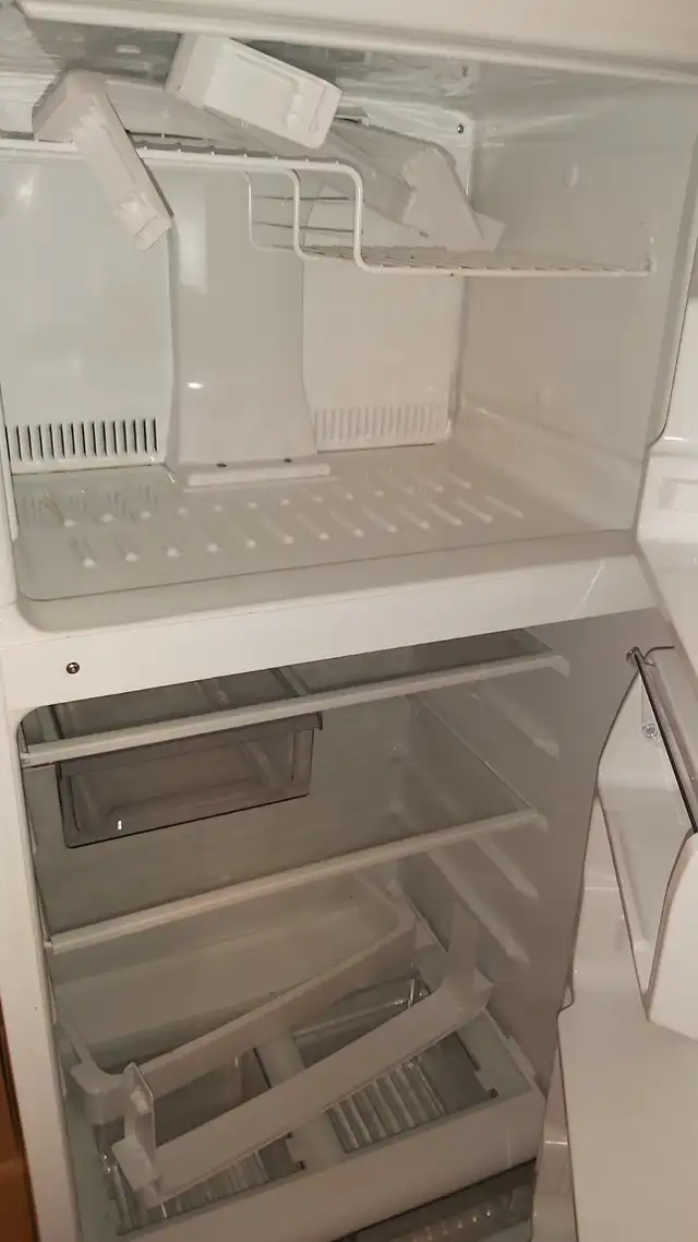 Réfrigérateur GE 125$ et cuisinière Frigidaire 125$ in Refrigerators in Laval / North Shore - Image 4