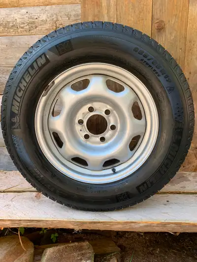 Michelin X-ICE snow tires. 255/65r17 Mounted on factory Ford steel winter wheels. 70% tread remains....
