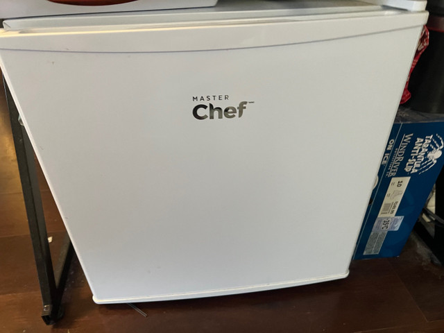 Chef mini fridge in Refrigerators in City of Halifax - Image 2