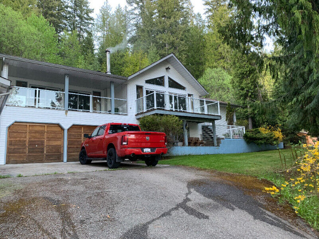 Shuswap Lake home for rent in British Columbia - Image 2