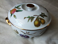 Royal Worcester Evesham casserole dish in MINT cond