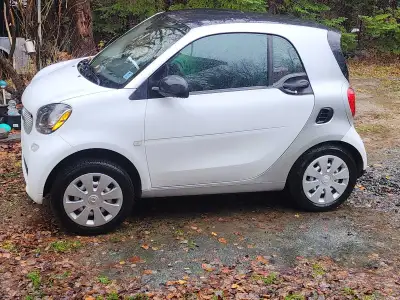 2016 smart fortwo. Needs nothing. Everything works! Heated leather! Cold ac. Lots of new parts. Mvi...
