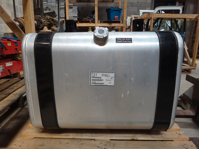 reservoir neuf pour diesel essence mack peterbilt ccc gravité + dans Pièces et accessoires pour équipement lourd  à Sherbrooke - Image 4