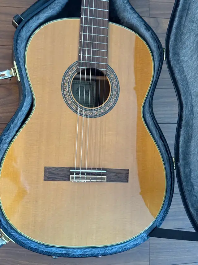 CLASSICAL GUITAR TAKAMINE C132S with Hard Case in Guitars in City of Montréal - Image 6