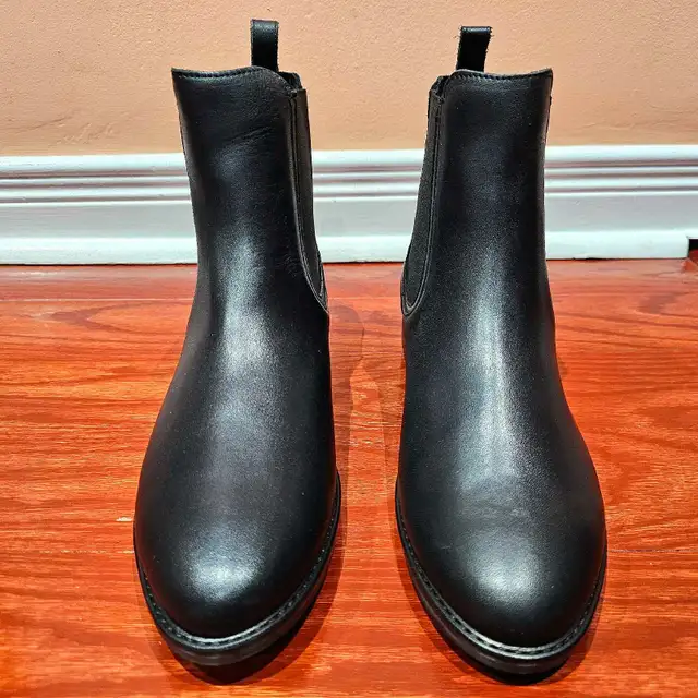 Thursday Boot Company Size 7.5 Women's Duchess Chelsea Boots in Women's - Shoes in Mississauga / Peel Region - Image 4