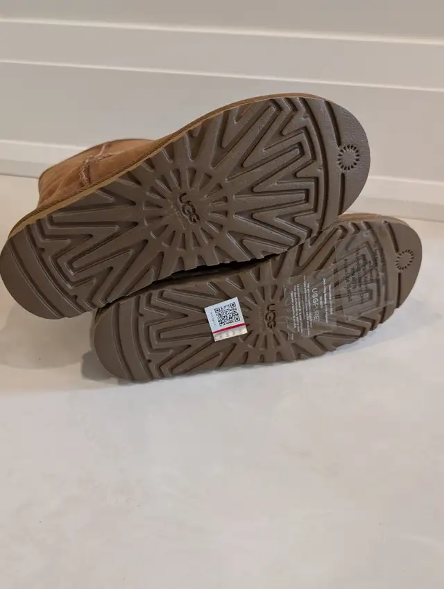 New UGG Australia Classic Short Boots - Chestnut - Size 6 in Women's - Shoes in Markham / York Region - Image 9