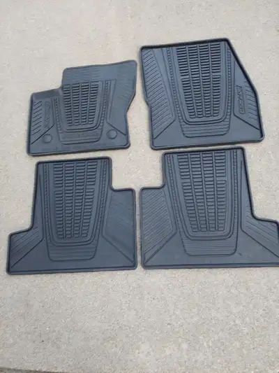 Description : Bonjour, Je vends deux ensembles de tapis de protection haute qualité pour Ford Escape...