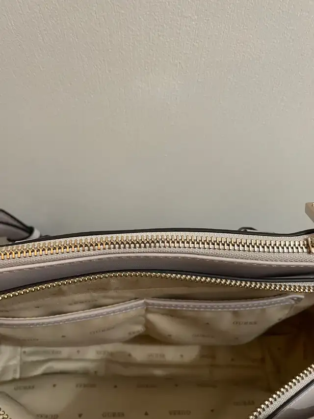 Guess Handbag / Purse - Mauve in Women's - Bags & Wallets in Kitchener / Waterloo - Image 4