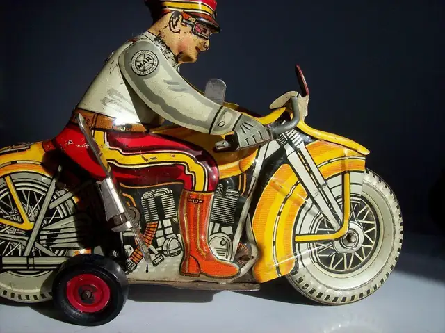 2 TIN MOTORCYCLES ~ WIND UP ~ KEY OPERATED INCLUDING 1 MARX TOYS in Other in Winnipeg - Image 9