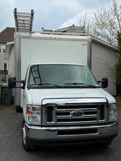 Camion cube Ford E-450 équipé du moteur V8 6,2L reconnu pour sa fiabilité et sa puissance. Véhicule...